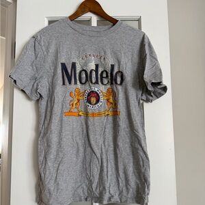 Modelo Gray T-Shirt